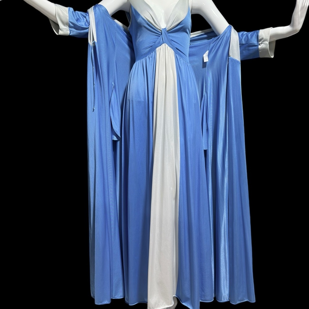 ***SOLD*** Vintage 1970s Olga nightgown and robe